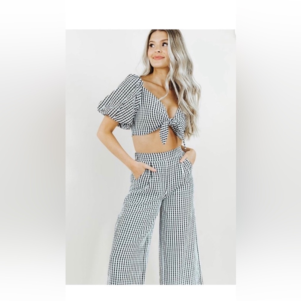 ATTN** Small top/MED bottoms! Checker set with tie top and wide legged pants